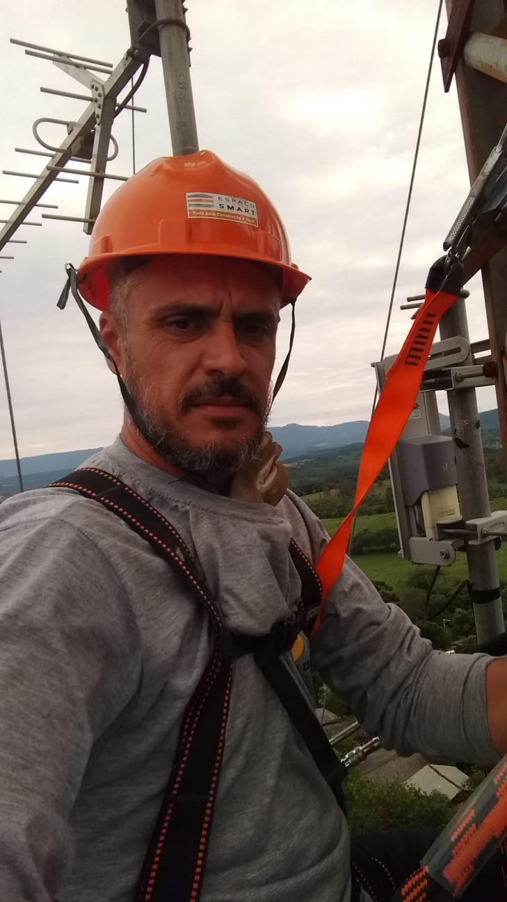 Instalação de antenas em torre